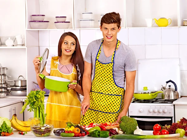 Couple cooking — Stock Photo, Image