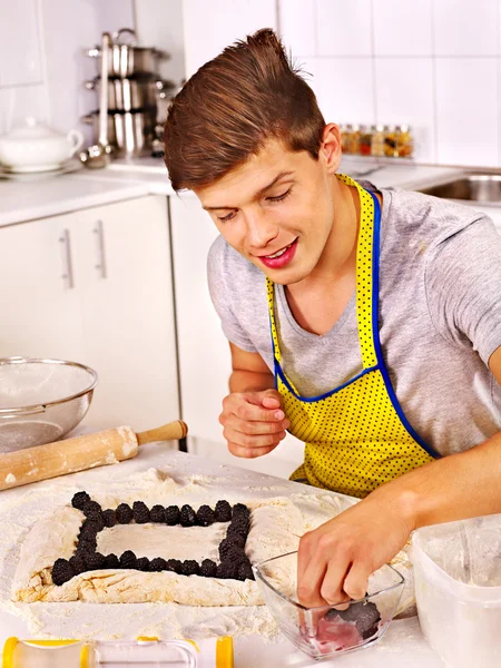 Hombre haciendo pastel —  Fotos de Stock