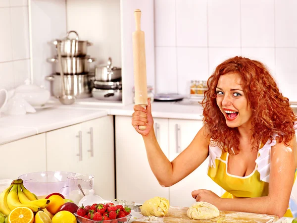 Jonge vrouw koken — Stockfoto