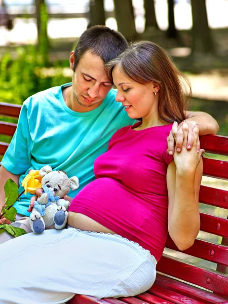 Schwangere Frau mit Mann im Freien. — Stockfoto