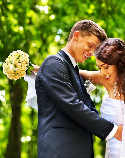 Bruden och brudgummen utomhus. — Stockfoto