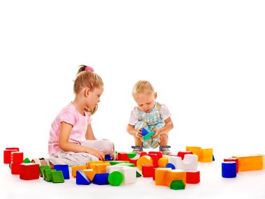 kinderen spelen met blokken.