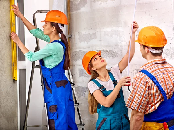 Grupp människor i builder uniform. — Stockfoto