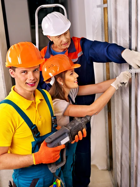 Grupp människor i builder uniform. — Stockfoto