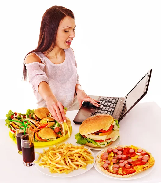 Woman eating junk food. — Stockfoto