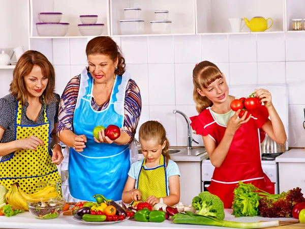 Ευτυχισμένη οικογένεια με παιδί και παππού και γιαγιά μαγείρεμα στην κουζίνα. — Φωτογραφία Αρχείου