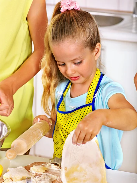 Mor och barnbarn bakning cookies. — Stockfoto