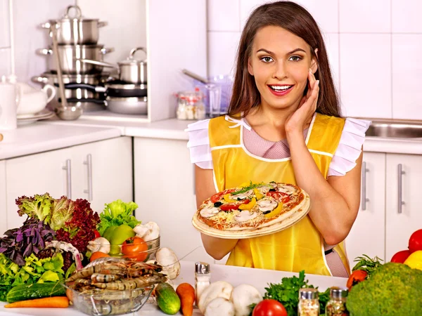 Vrouw koken pizza. — Stockfoto