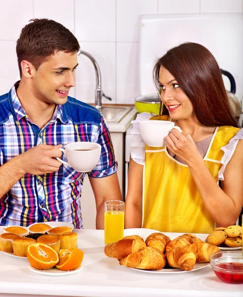 Desayuno en pareja en la cocina . —  Fotos de Stock