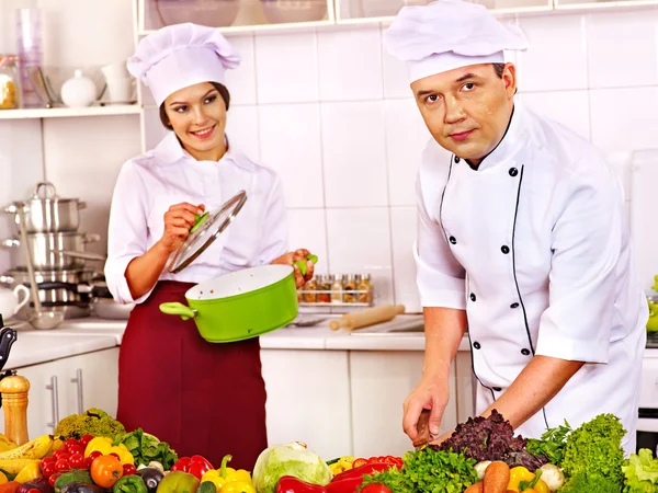 Man in de hoed van de chef-kok koken kip — Stockfoto