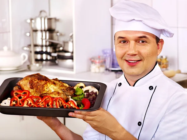 Hombre en sombrero de chef cocinar pollo —  Fotos de Stock