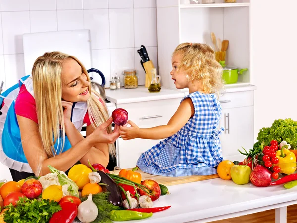 Moeder en kind koken in de keuken. — Stockfoto