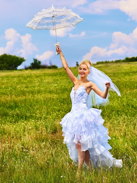 Menyasszony menyasszonyi ruhában. — Stock Fotó