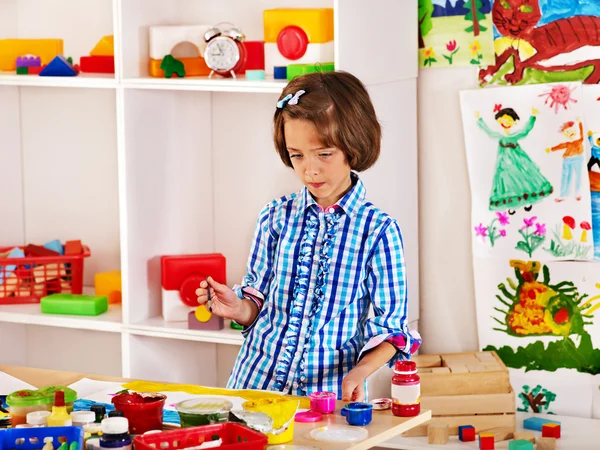 Child painting at easel. — Stock Photo, Image