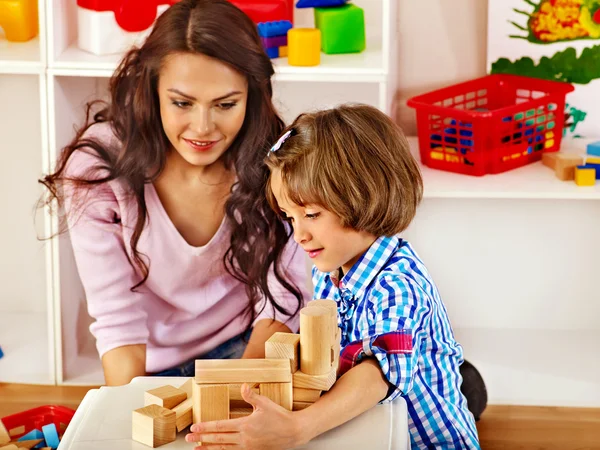 Niño jugando ladrillos . — Foto de Stock