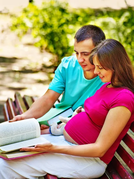 Zwangere vrouw met man — Stockfoto