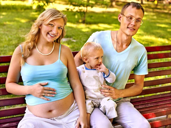 Pregnant woman outdoor. — Stock Photo, Image