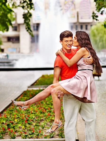 Pareja en el parque —  Fotos de Stock