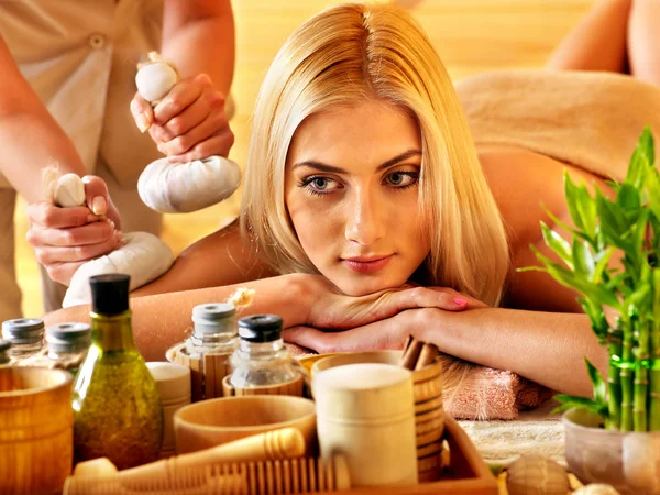 Mulher recebendo massagem   . — Fotografia de Stock