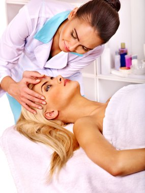 kadın yüz masajı elde .