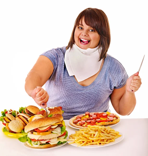 Mujer comiendo comida rápida. — Foto de Stock