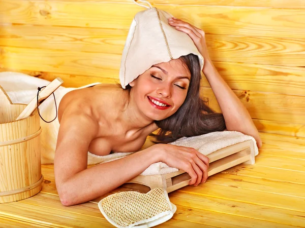 Meisje in sauna. — Stockfoto