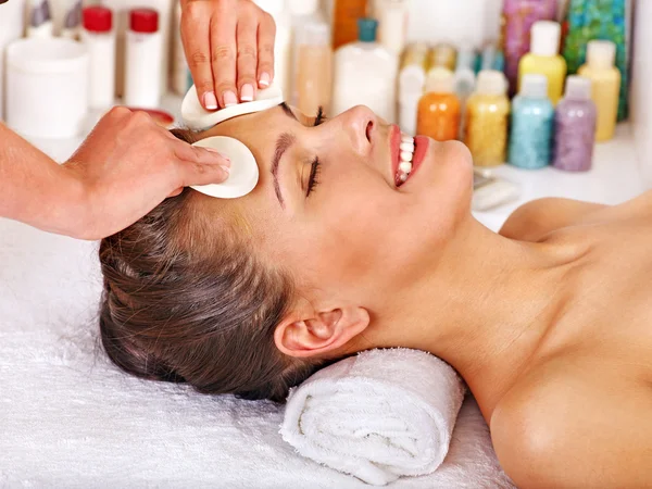 Mujer recibiendo masaje facial  . — Foto de Stock