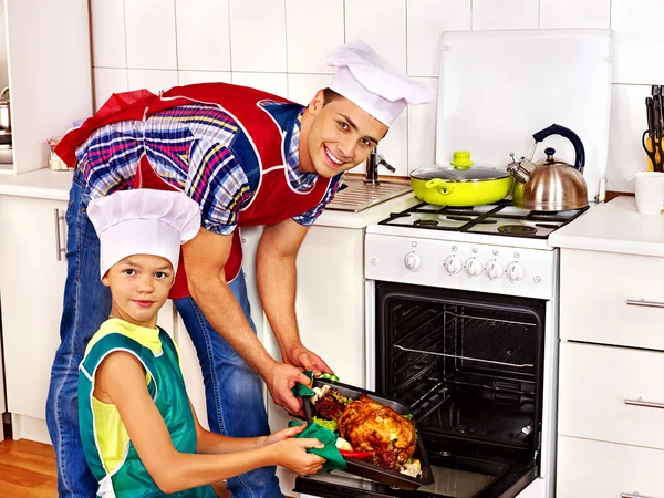 Family cooking chicken — Stock Photo, Image