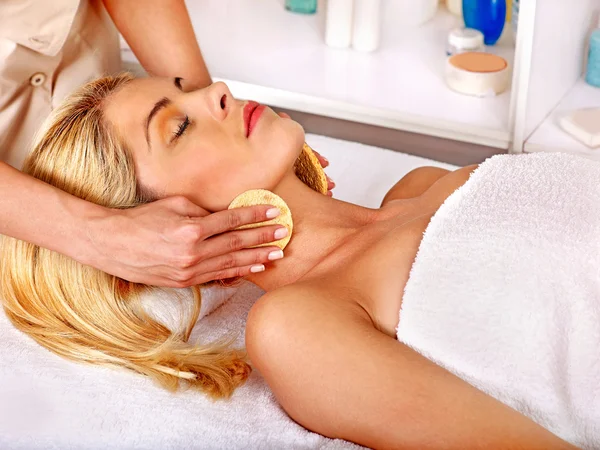 Жінка отримує масаж обличчя  . — стокове фото