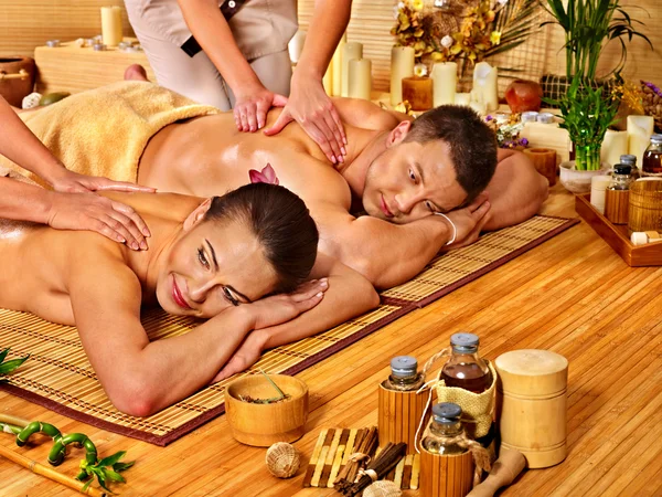 Hombre y mujer en spa . — Foto de Stock