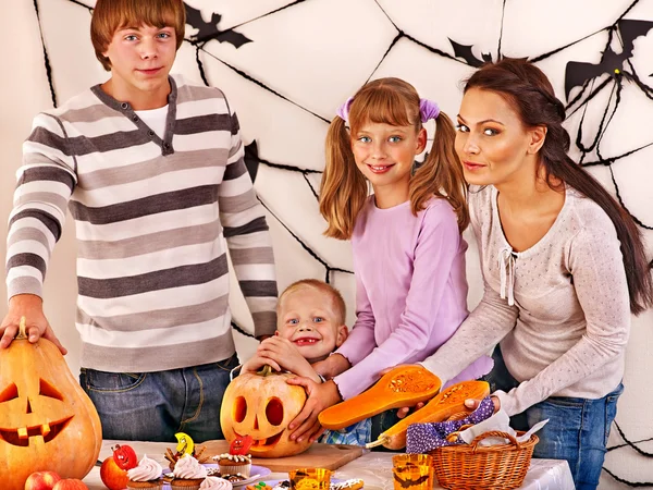 Niños sosteniendo hacer calabaza tallada . — Foto de Stock