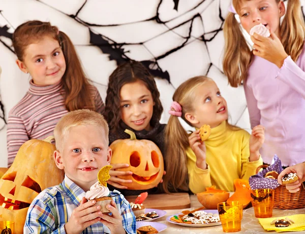 Halloweenfest med barn — Stockfoto