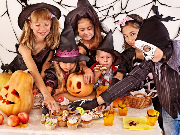 Halloweenfest med barn. — Stockfoto