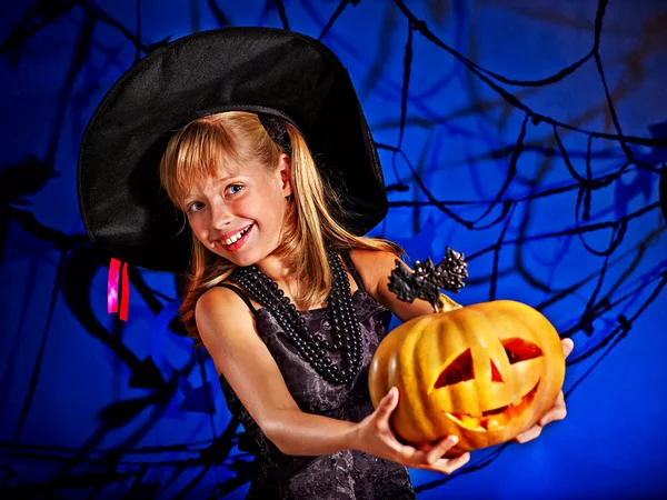 Niña bruja en fiesta de Halloween . — Foto de Stock