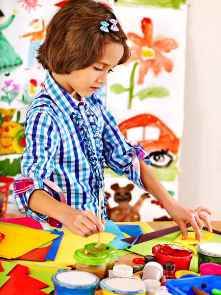 Kindermalerei an der Staffelei. — Stockfoto