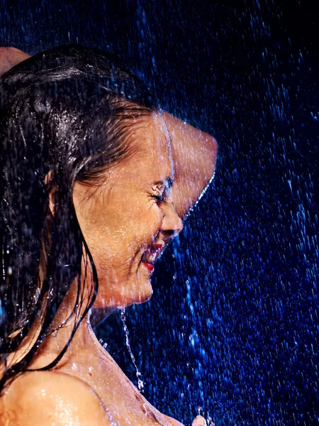 Donna faccia con goccia d'acqua . — Foto Stock