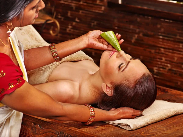 Kobieta o ayurveda leczenia uzdrowiskowego. — Zdjęcie stockowe