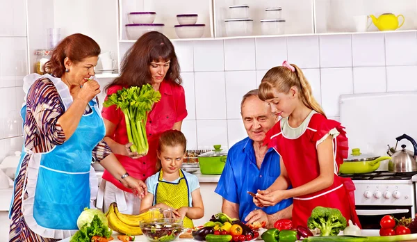 Rodina vaření v kuchyni. — Stock fotografie