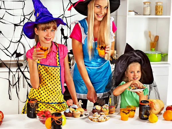 Familie bereiden van halloween voedsel. — Stockfoto
