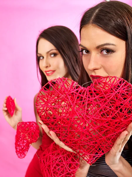 Lesbische vrouwen houden hartsymbool. — Stockfoto