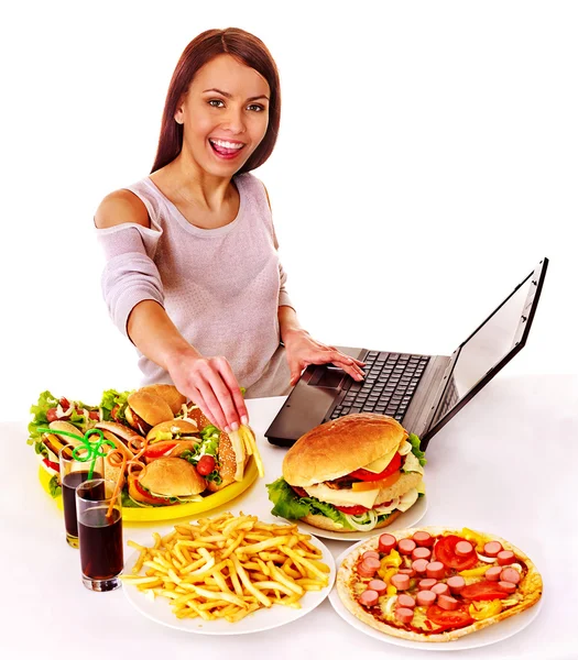 Woman eating junk food. — Stockfoto