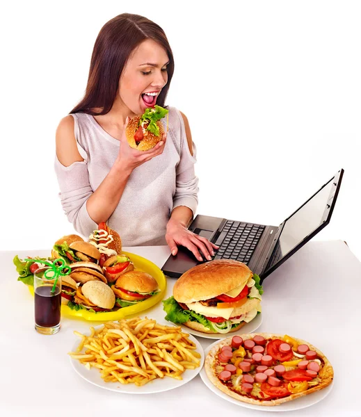 Frau isst Junk Food. — Stockfoto