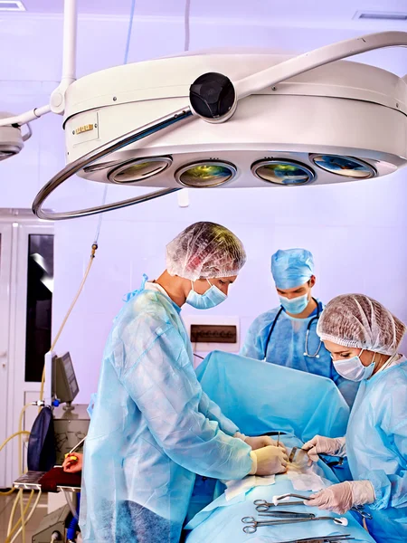 Cirurgião no trabalho na sala de cirurgia. — Fotografia de Stock