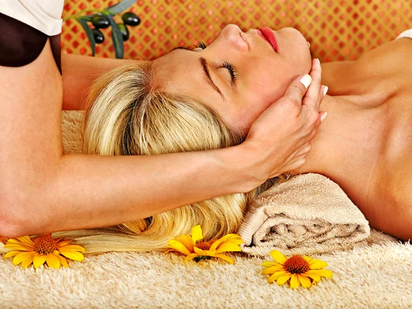 Mujer recibiendo masaje facial  . — Foto de Stock