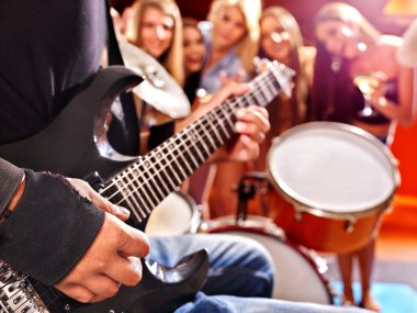 Grup insanlar iskambil drum.