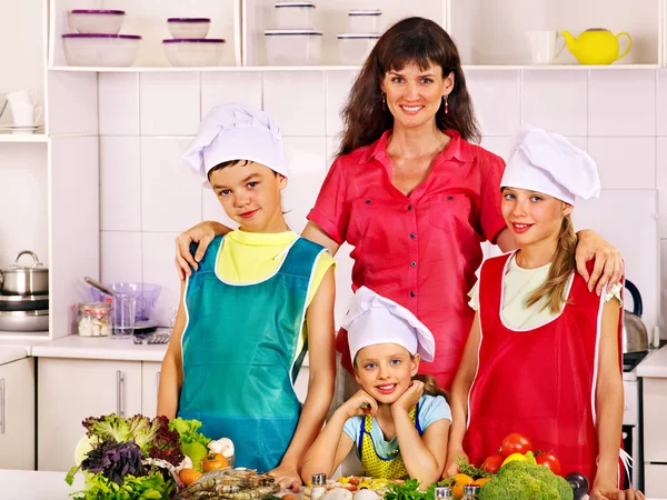 Mutter und Kinder kochen — Stockfoto