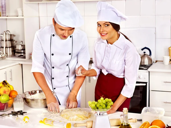 Mulher e homem cozinhar — Fotografia de Stock