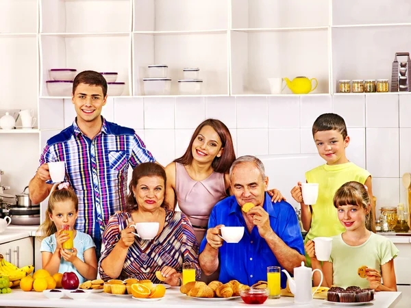 Familie frühstückt. — Stockfoto