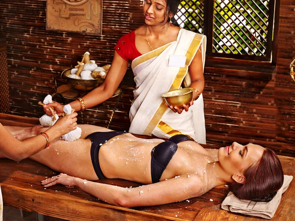 Kvinna med ayurvedisk fot spa massage. — Stockfoto