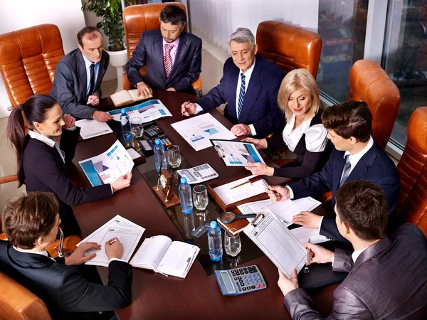 Groupe d'hommes d'affaires au bureau . — Photo